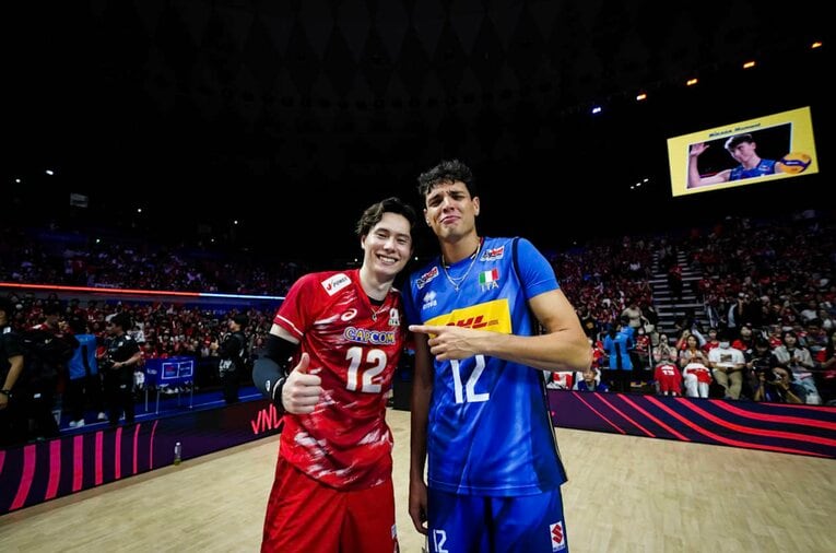 高橋藍、マッティア・ボットロ（VNLイタリア戦）©Volleyball World