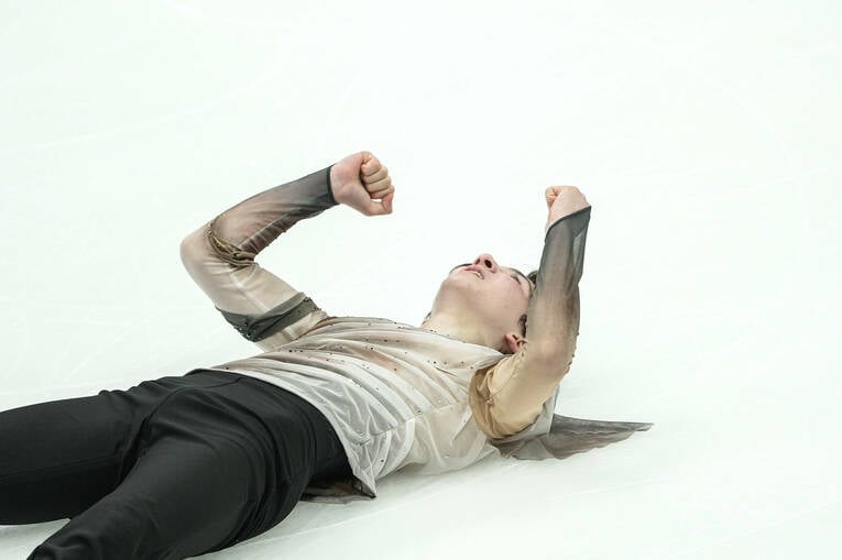 フリーの演技を終え、倒れ込んでガッツポーズを作った中田　©AFLO