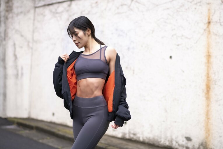 「ジョジョ立ち写真」に19万いいね…とももともも25歳に聞く撮影のウラ側「コスプレにも肉体美が求められている」《特別グラビア》(35)