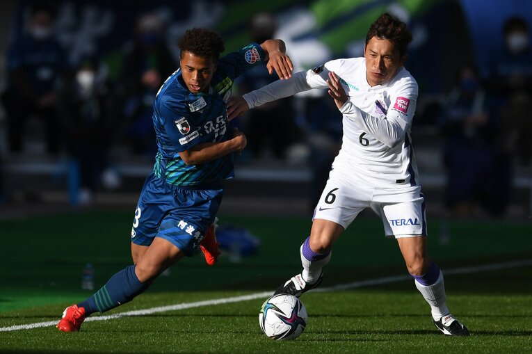 広島の青山敏弘とマッチアップする藤田譲瑠チマ