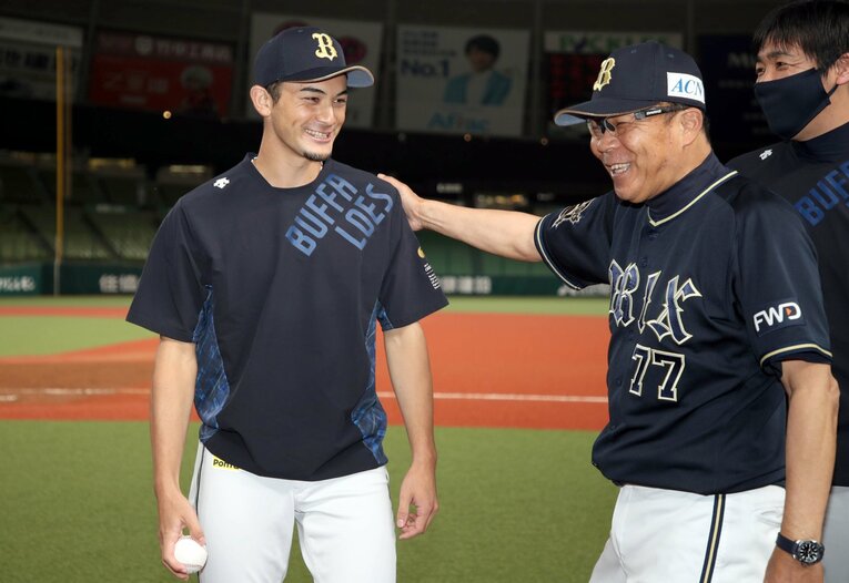 プロ初勝利を挙げて西村監督から祝福される鈴木優（2020年）©Sankei Shimbun