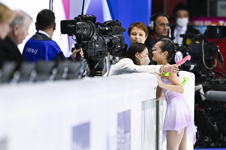 フリースケーティングの演技後に、濱田見栄コーチとハグ　©︎Asami Enomoto