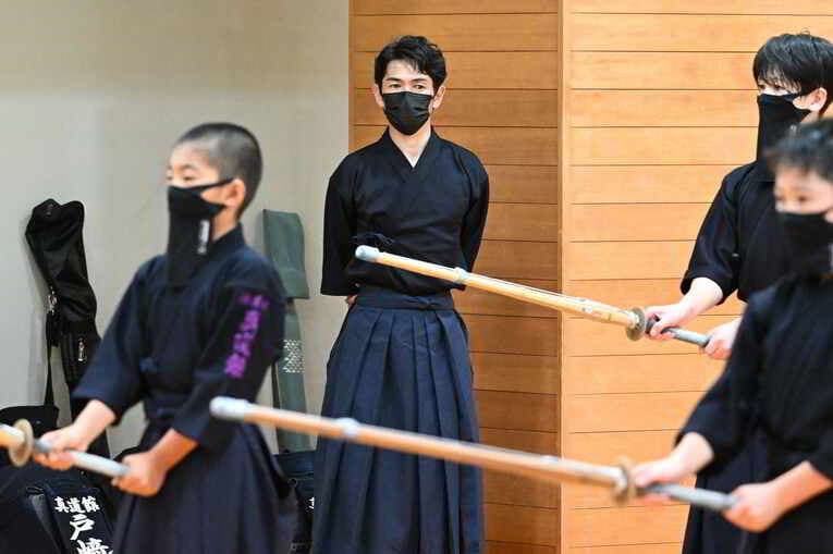 竹刀を持っての稽古を見守る戸崎総代表、一転して表情は真剣そのものに　©Keiji Ishikawa