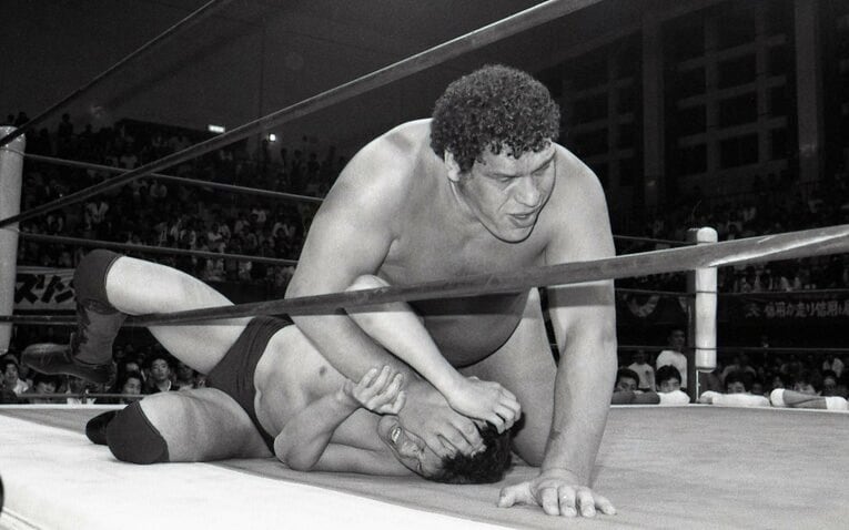 前田に200キロ超の体重をかけてのしかかるアンドレ　©東京スポーツ新聞社