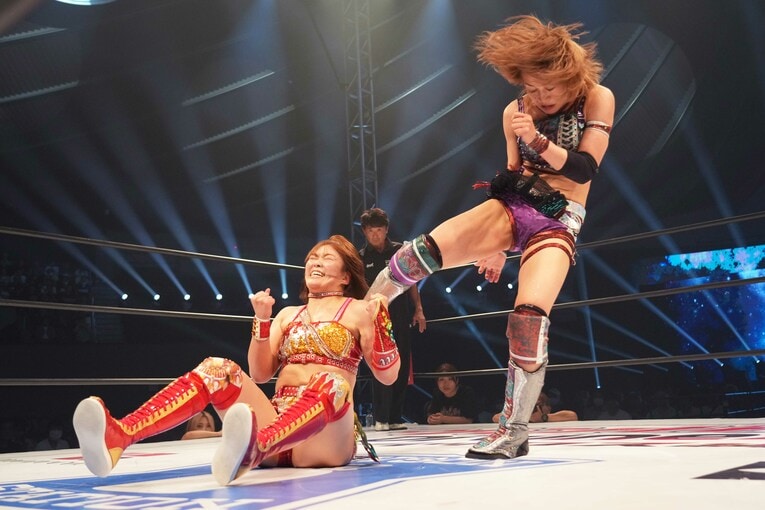 朱里のキックに耐えるSareee　©Essei Hara