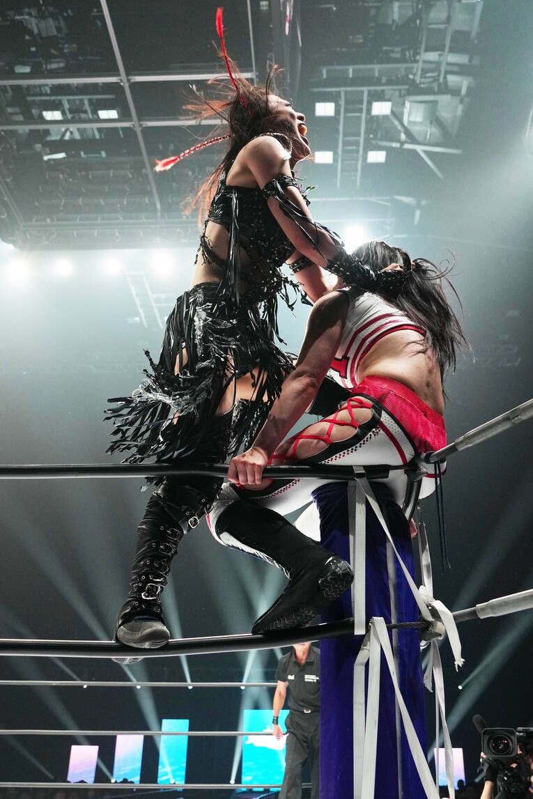 コーナーでビー・プレストリーを攻める上谷沙弥　©Essei Hara