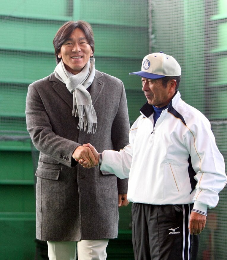 2011年に松井は母校を訪問し、山下総監督に挨拶　©Sankei Shimbun
