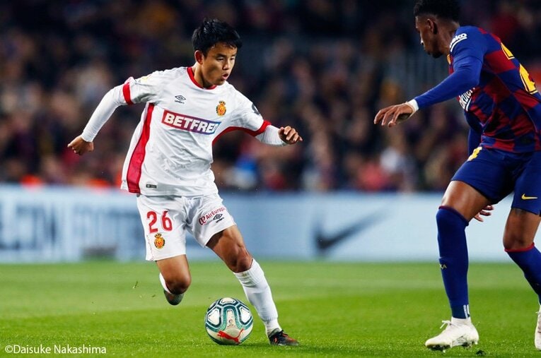 久保建英、初カンプノウの試合前。カメラマンが捉えた“一瞬の瞑想”。(14) ／ photograph by Daisuke Nakashima