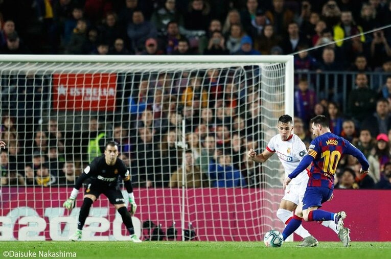 久保建英、初カンプノウの試合前。カメラマンが捉えた“一瞬の瞑想”。(3)