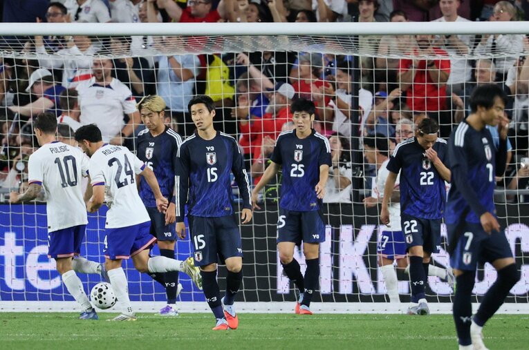 アメリカ代表に2点目を許して肩を落とす日本代表。関根（16番）や荒木（25番）は慣れないポジションで苦戦した ／ photograph by JIJI PRESS