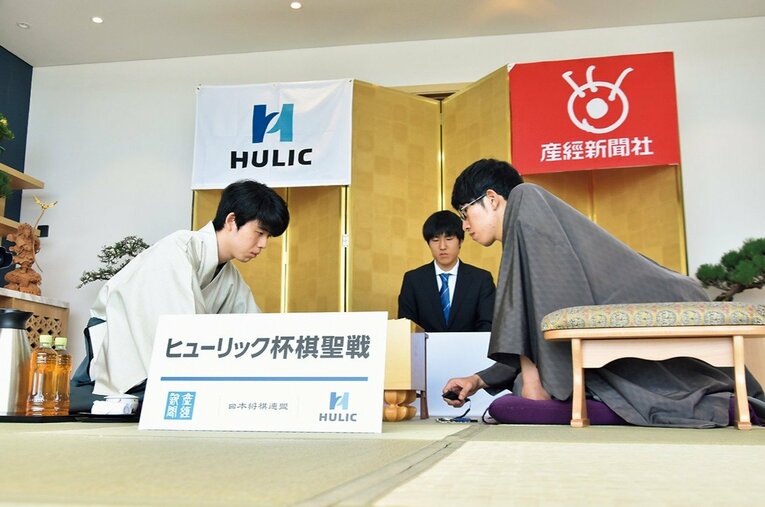 佐々木大地（右）にとって初のタイトル戦となった藤井聡太との棋聖戦第一局の模様。佐々木大地七段が藤井聡太とのダブルタイトル戦“12番勝負”の真相を明かした ／ photograph by 日本将棋連盟