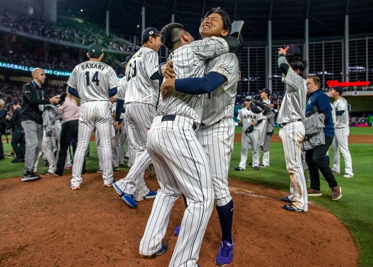 同じDeNAから日本代表となった牧と抱き合い、万感の思いが表情にもあらわれる今永　©JIJI PRESS