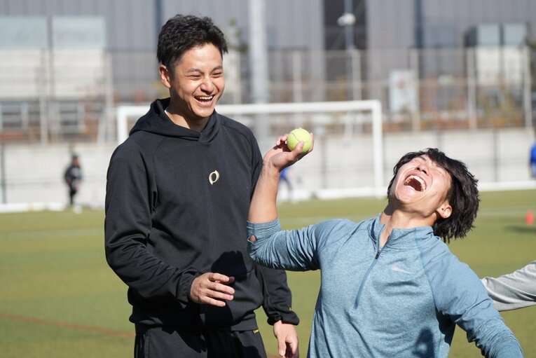 昨年の100m日本選手権王者の坂井に大竹がピッチングを教える場面もあった　©Satoshi Wada