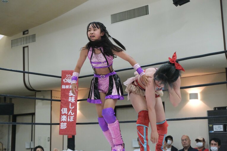 “中学生レスラー”の華麗な飛び技…「一番緊張した」チャンピオンとの一騎打ちで美蘭が見せた“成長の証”　受験勉強との両立が今後の悩み？(62)