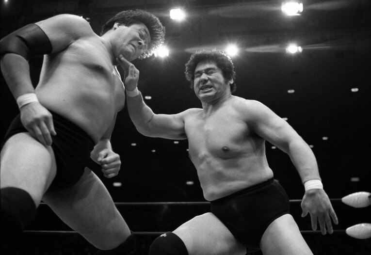 天龍のチョップが鶴田の喉元へ