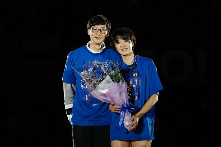 引退セレモニーで夫・江頭さん（左）と写真に収まる鍋谷さん　©︎queenseis