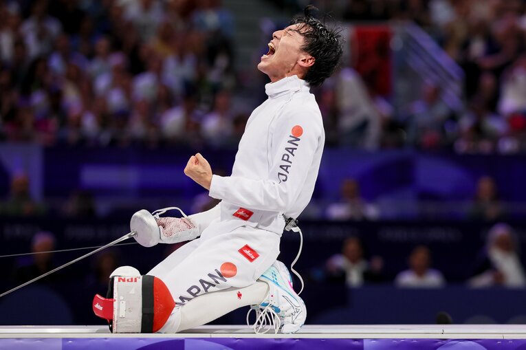 膝をついて雄叫びをあげる加納　©JMPA