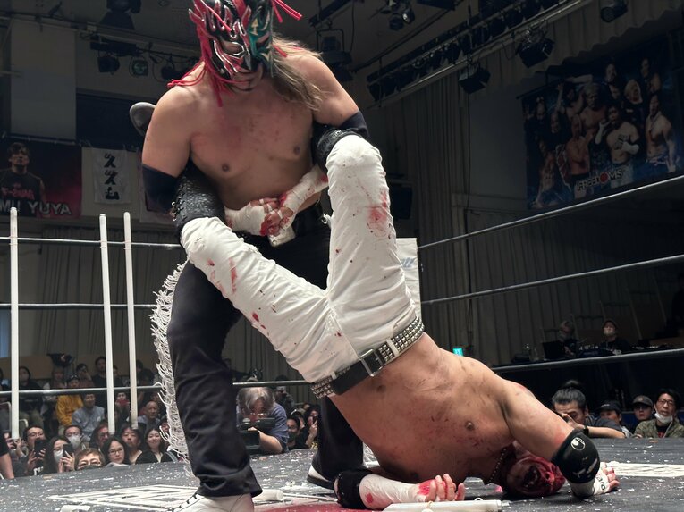 スワイプすると「エル・デスペラードvs葛西純」など激闘写真をご覧になれます　©Norihiro Hashimoto