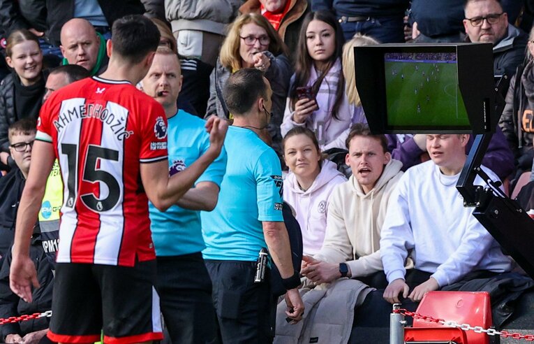 写真はVARチェックをする、スチュワート・アトウェル主審。一発レッドを決定【7枚目／全12枚】　©Getty Images