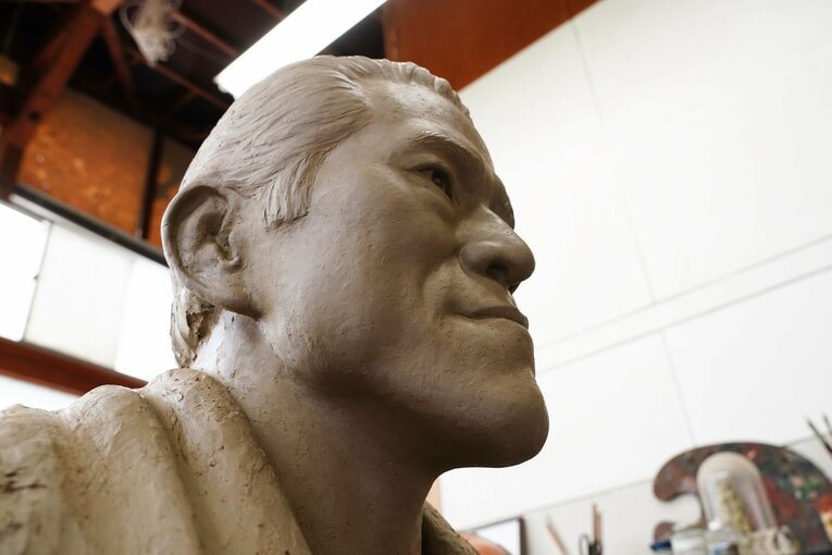 制作過程の粘土の猪木像は目が少し大きく作られていた