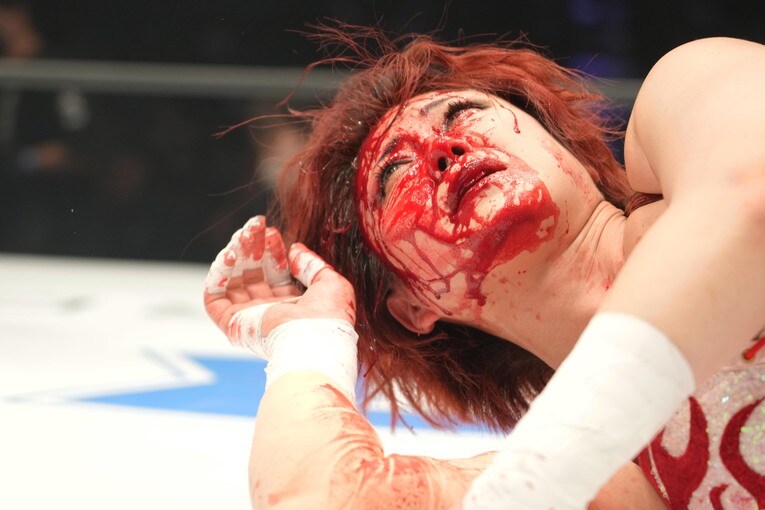 流血に朦朧とする舞華　©Essei Hara