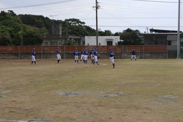 独特な形の校庭でトレーニングするエナジックナイン　©Fumi Sawai