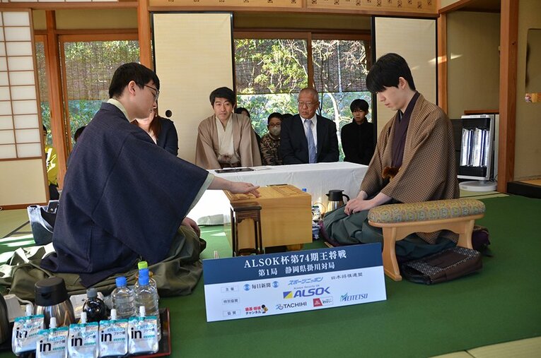 藤井聡太七冠に永瀬拓矢九段が挑む王将戦。第1局は静岡県掛川市で開催された ／ photograph by 日本将棋連盟