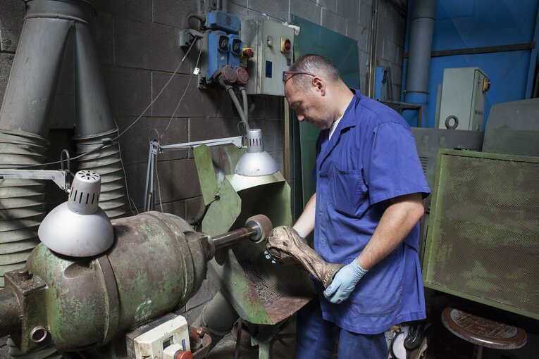 W杯トロフィー「門外不出の製造過程」を特別に撮った…4代目女性社長いわく「情熱が工房の隅々にまで息づいています」(11)