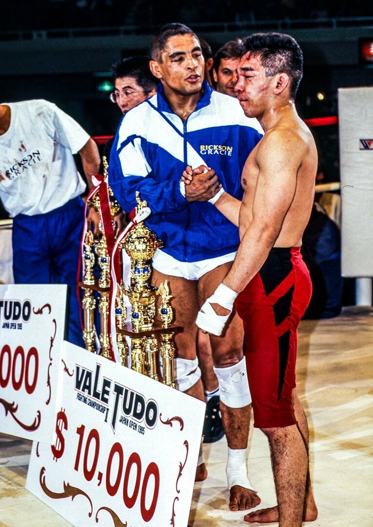 体格差を覆して決勝まで勝ち上がった中井祐樹を称えるヒクソン・グレイシー　©Susumu Nagao