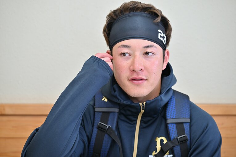 今春の宮崎キャンプでインタビューに応じる吉田　©︎Hideki Sugiyama