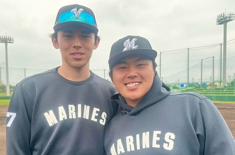 今季も二人の笑顔が見たい「黄金バッテリー」の佐々木朗希（左）と松川虎生 ／ photograph by Chiba Lotte Marines