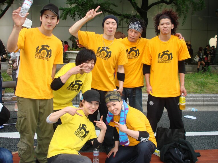 五輪は個人戦だが、福島のブレイキンは仲間の存在が大きい。写真はチームで大会に参加した時の1枚（2008年）　写真はOffice BodyCarnival提供