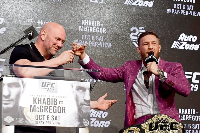 自身が手掛けたアイリッシュウイスキーでUFC代表のダナ・ホワイト（左）と乾杯するマクレガー