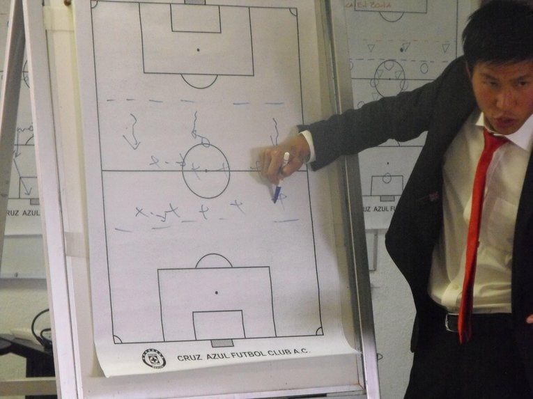 指導者養成学校の最終テストで指導実践をする西村さん（本人提供）