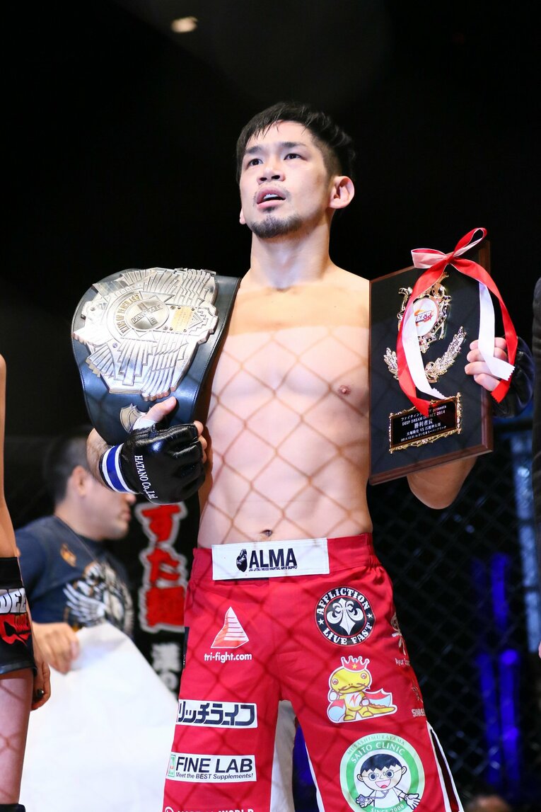 パンクラスのベルトを掲げる石渡。“RIZIN漢塾 塾長”と称されたが、今年引退を発表した