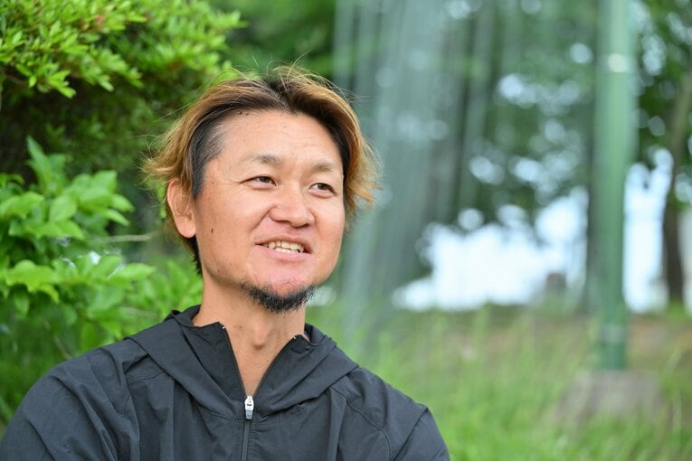 グラウンドでインタビューに答える現在の大和さん　©Hideki Sugiyama