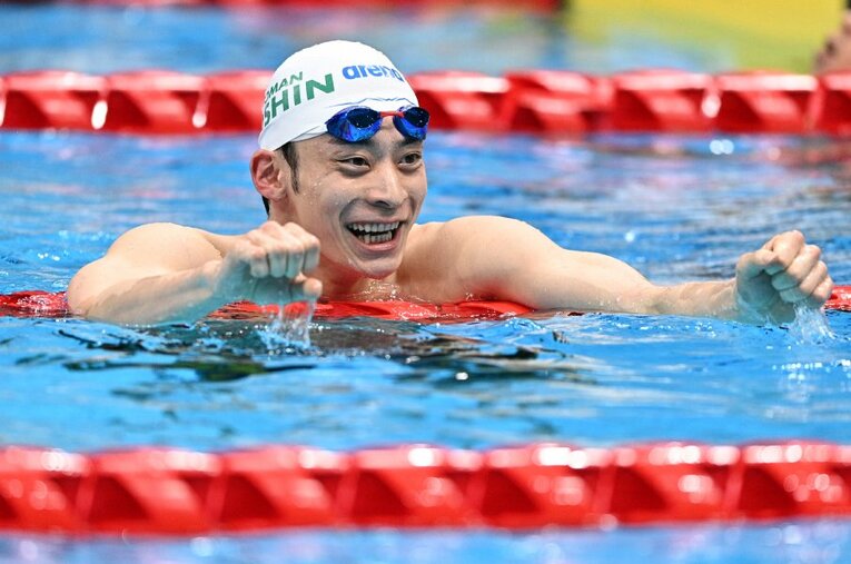 8日、日本選手権の背泳ぎ200m決勝で東京五輪2つ目の代表内定種目を手にした入江 ／ photograph by Tsutomu Kishimoto