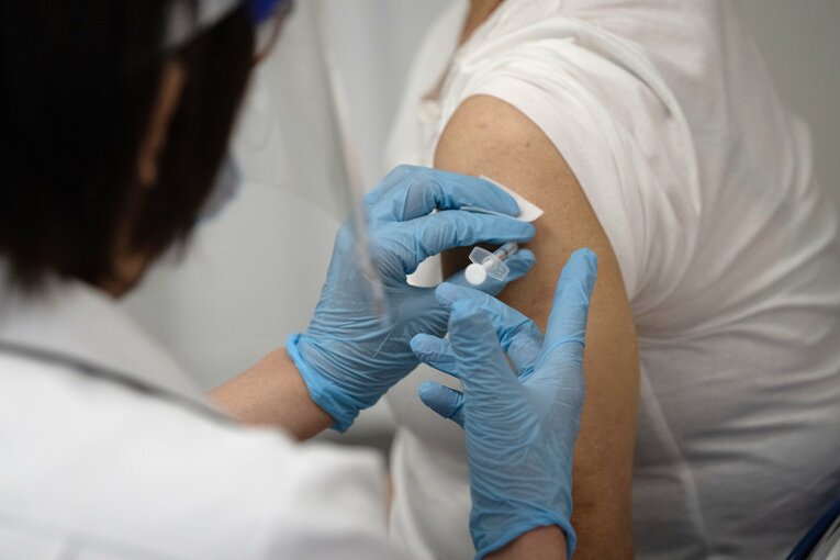 五輪開催が迫るなか、高齢者を皮切りにワクチンの接種が始まった　©Getty Images