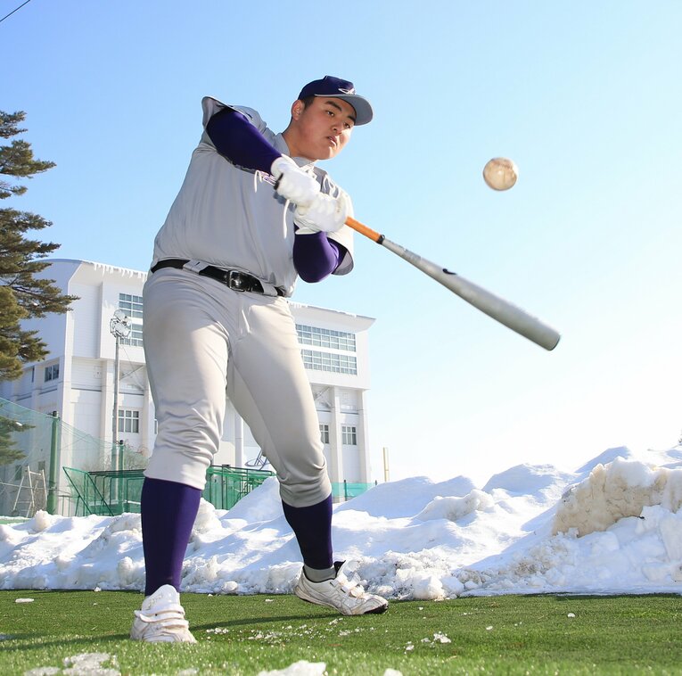雪の残るグラウンドで豪快な打撃を披露する（昨年1月撮影）　©JIJI PRESS