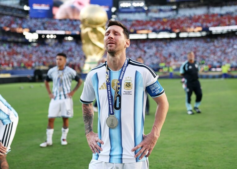 決勝後、涙を流すメッシ（写真は右に続きます）　©Getty Images