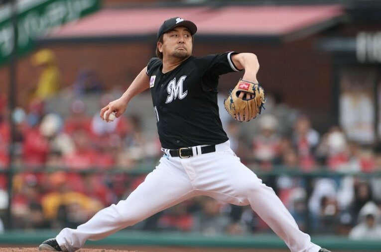 惜しまれつつユニフォームを脱ぐ澤村拓一 ／ photograph by JIJI PRESS