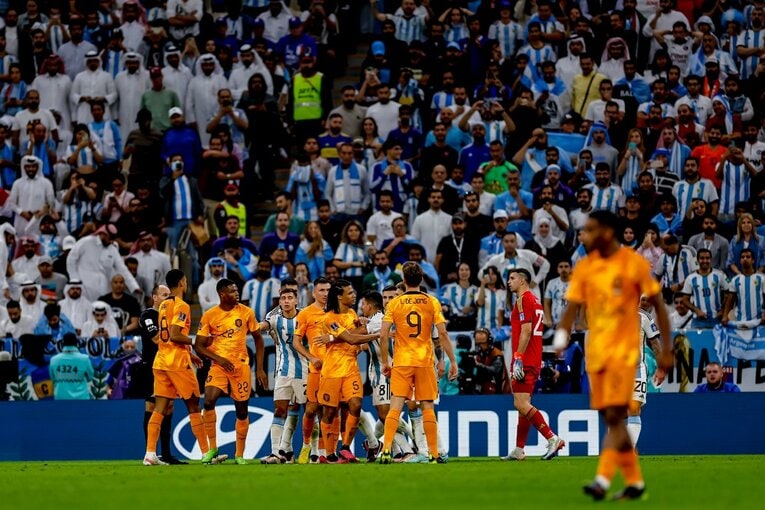 イエロー18枚が飛び交い大荒れになったアルゼンチンvsオランダ　©Kiichi Matsumoto/JMPA