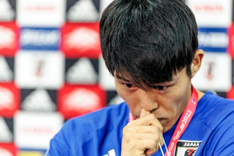 一夜明けた会見時の冨安　©Kiichi Matsumoto/JMPA