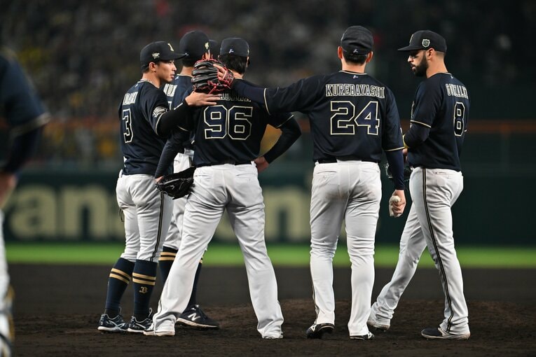 安達（左）ら仲間たちが声をかける　©︎Hideki Sugiyama