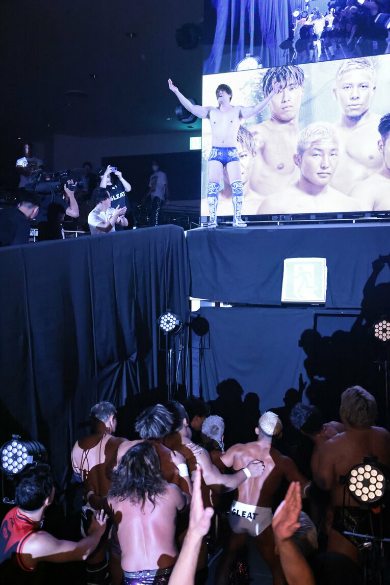 破天荒な飛び技も見せた飯伏。入場ゲートによじ登ると…　©GLEAT