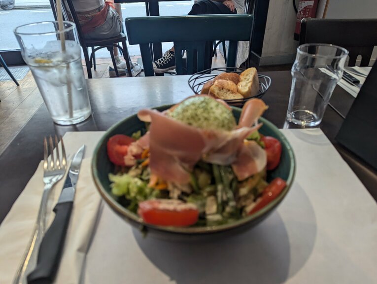 カフェレストランで注文したイタリアンサラダ（約3000円）　©Yu Saito