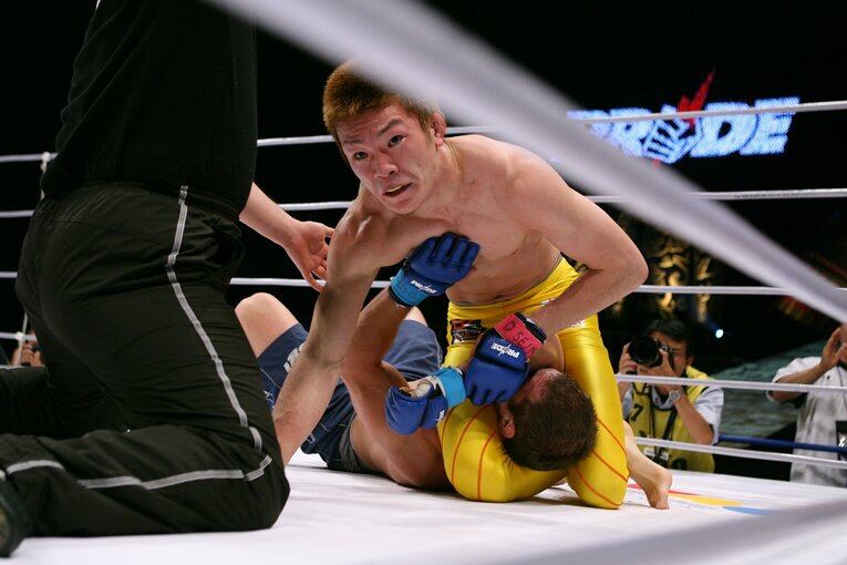 2006年11月5日、PRIDE武士道でクレイ・フレンチに三角絞めを極める青木真也　©Susumu Nagao
