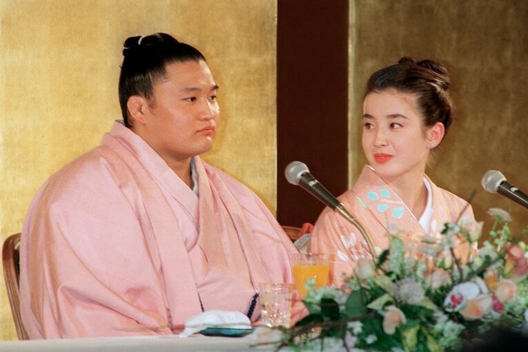 1992年11月、貴乃花と宮沢りえさんの婚約会見（1枚目／全2枚）。この2カ月後に婚約解消した　©JIJI PRESS