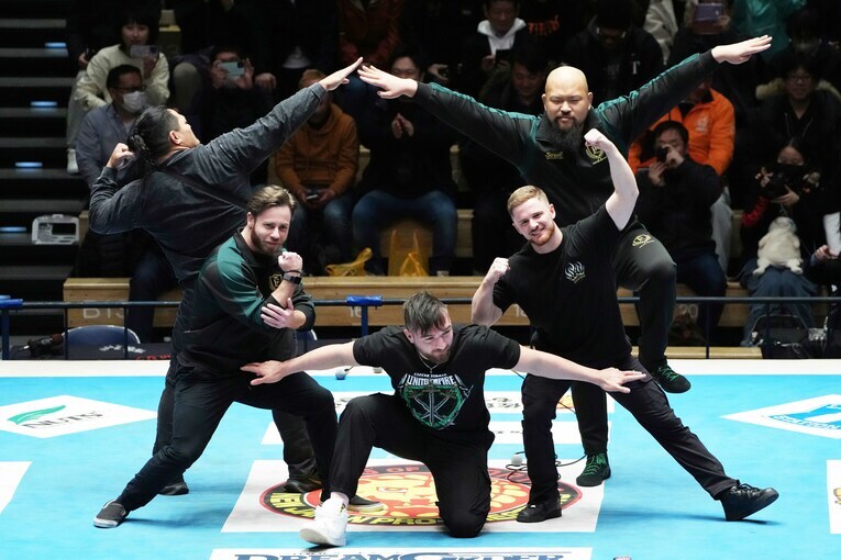 グレート-O-カーンらユナイテッド・エンパイアのメンバーは特別ポーズを披露　©Essei Hara