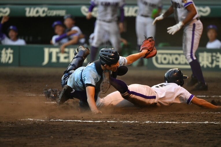 「2018年」2人目の走者が生還し、金足農のサヨナラ勝ちが決まった決定的瞬間（6枚目／全11枚）　©Hideki Sugiyama